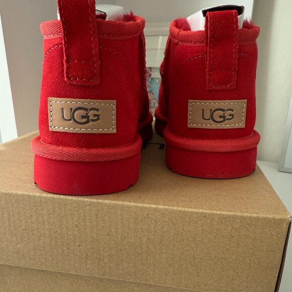 Women's Classic Ultra Mini Uggs Red Size 6 New in Box - Picture 3 of 7